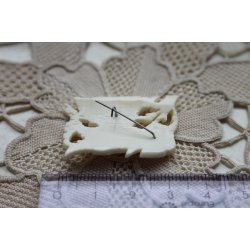 Broche udskret i ben