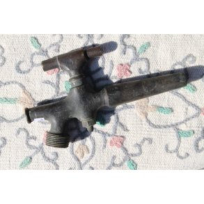 Gammel vandhanne i messing