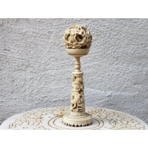 Kinesisk figur udskret i ben