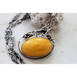 S�lv halsk�de med rav