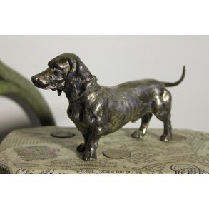 Hund af patineret metal