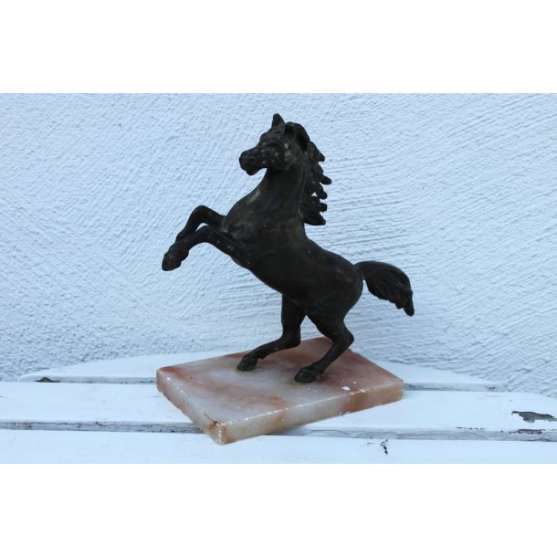 Bronze hest p marmor plade