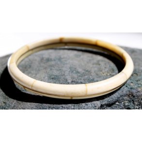 Armbnd i ben og messing