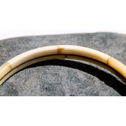 Armbnd i ben og messing