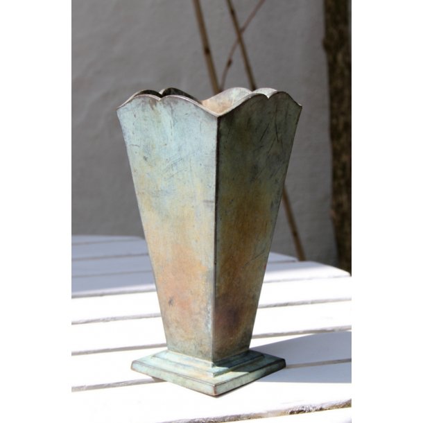 Gab bronze vase