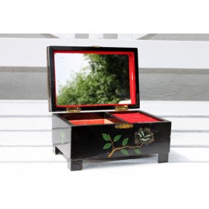 Gammel smykkeskrin med spilledse